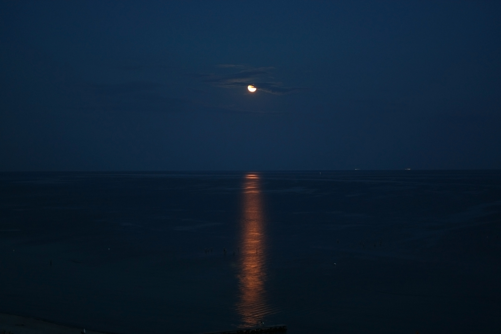 Mond über der Ostsee