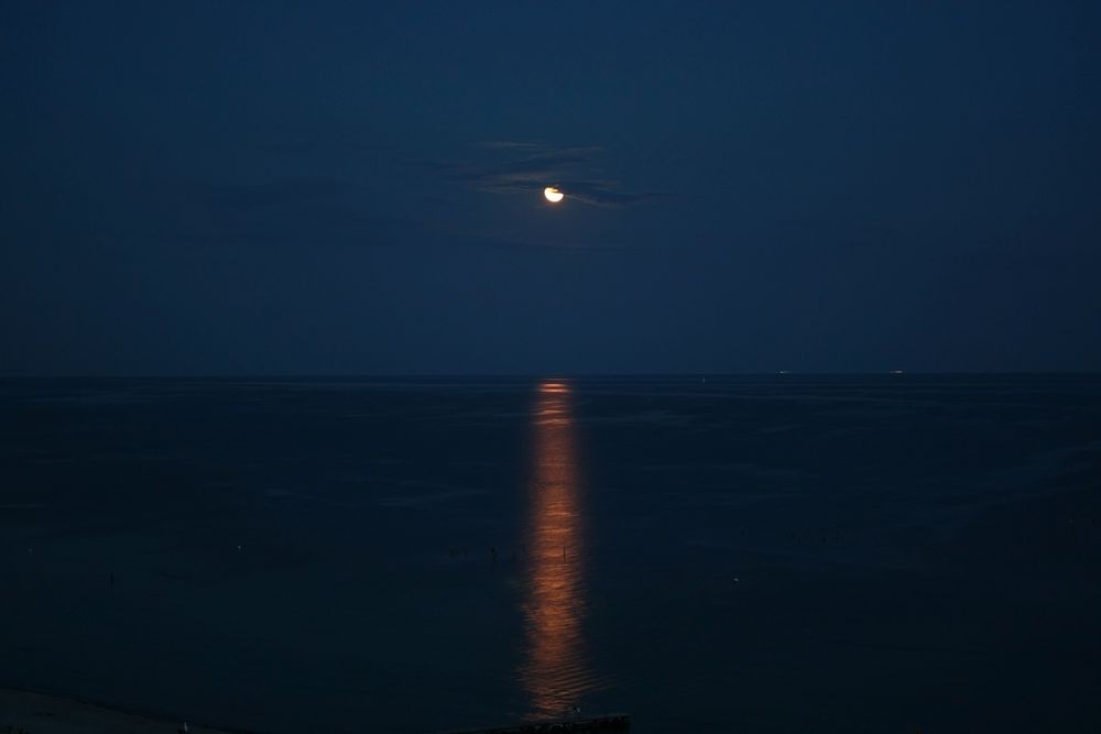 Mond über der Ostsee