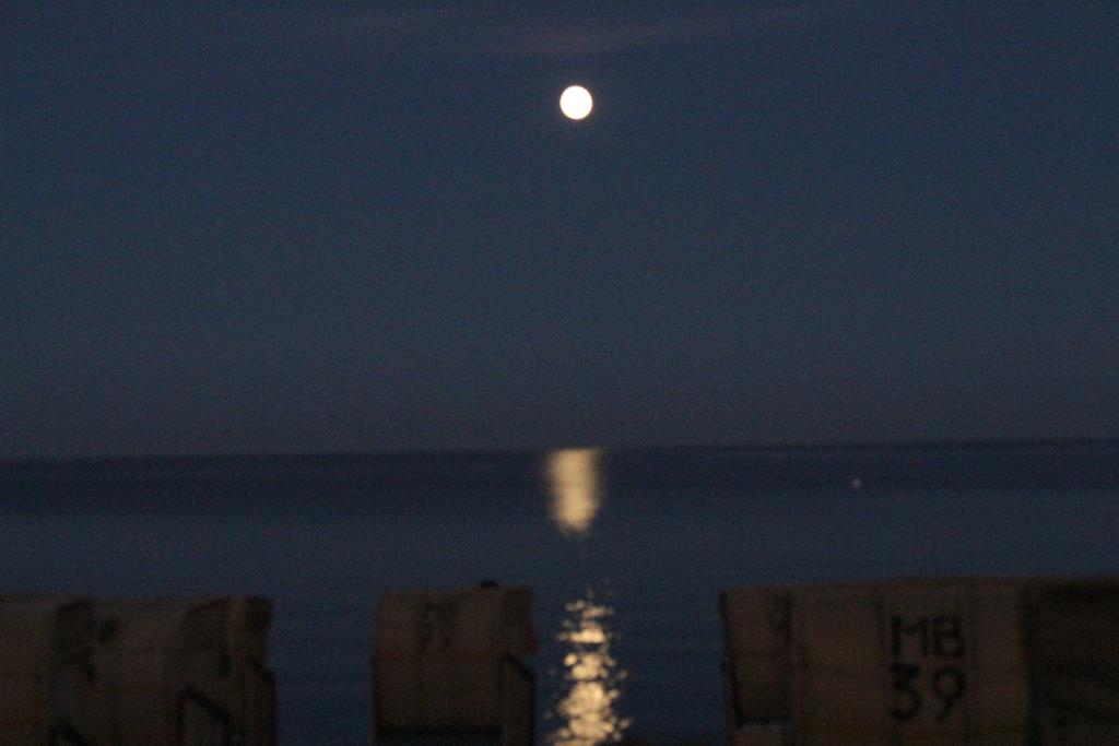 Mond über der Ostsee