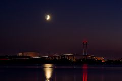 Mond über der Rügenbrücke