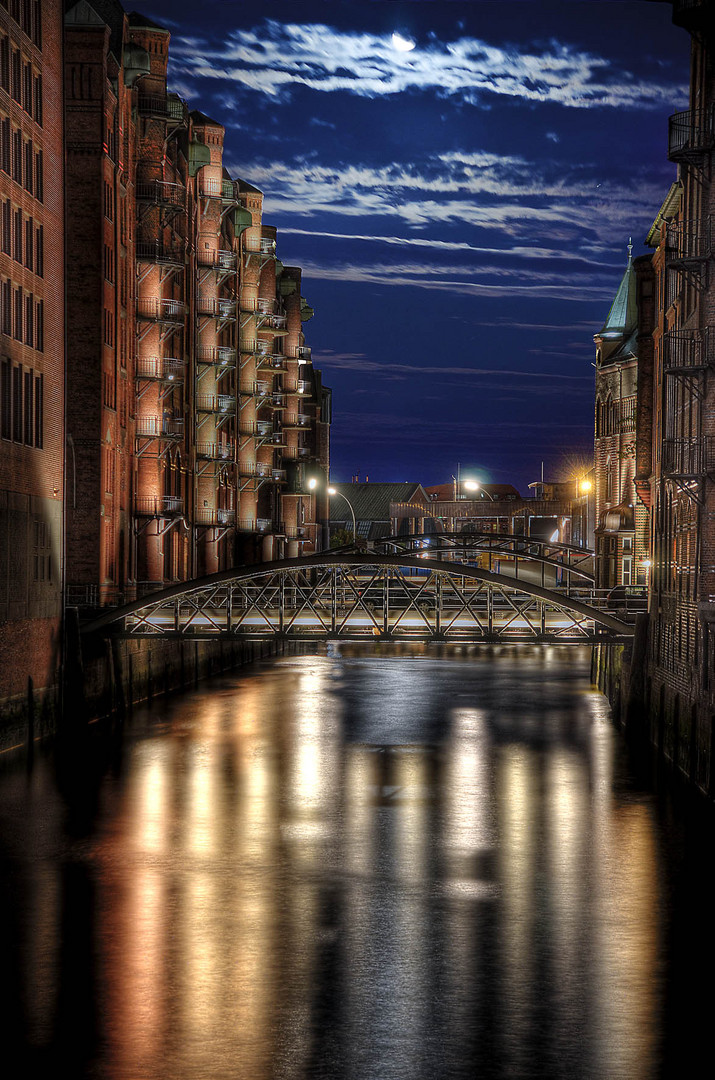 Mond über der Speicherstadt