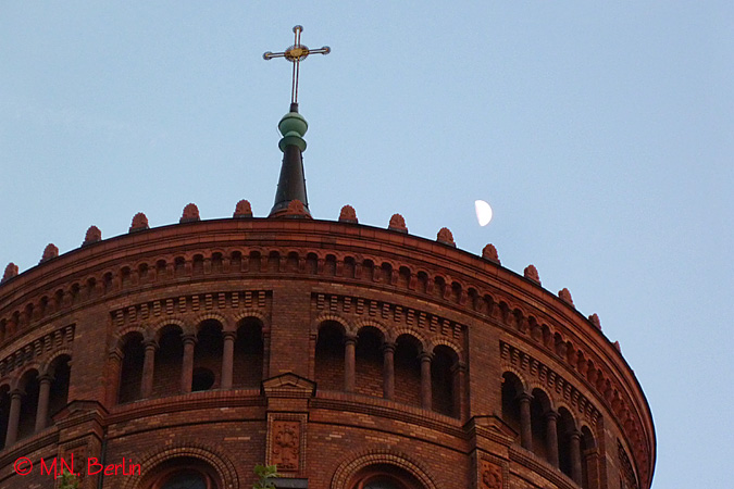 Mond über der St.-Thomas-Kirche in Berlin-Kreuzberg