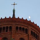 Mond über der St.-Thomas-Kirche in Berlin-Kreuzberg