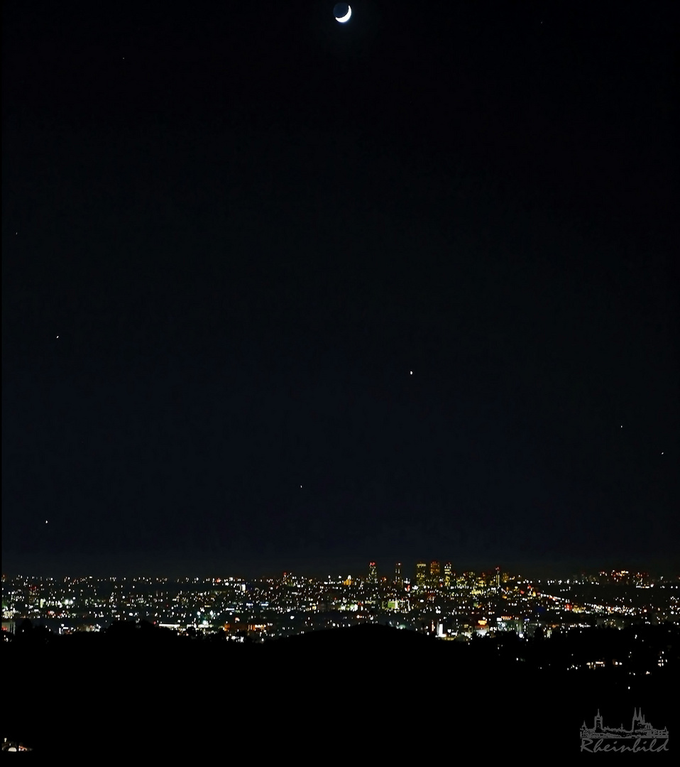 Mond über der Stadt