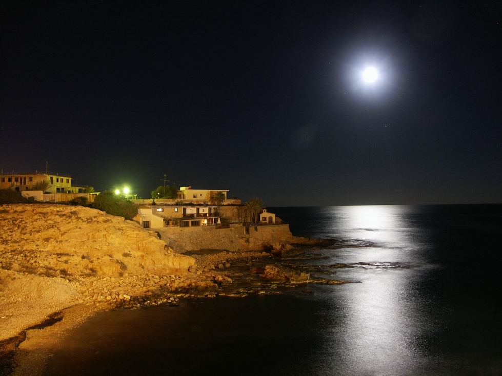 Mond über der Steilküste von La Mata