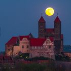 Mond über der Stiftskirche  Quedlinburg