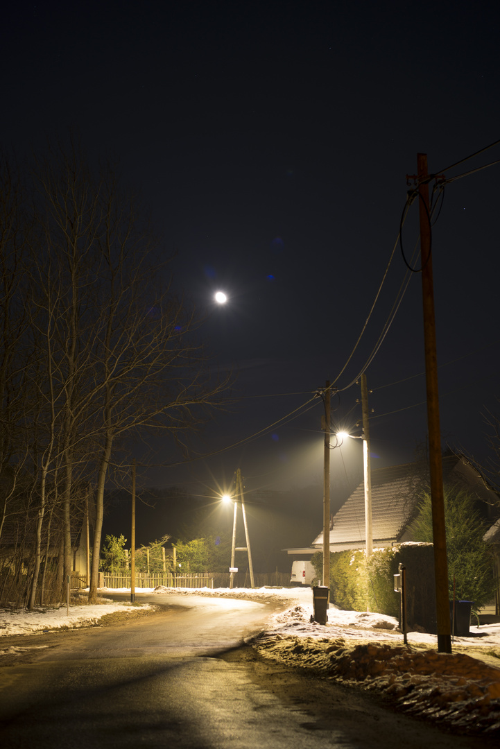 Mond über der Straße