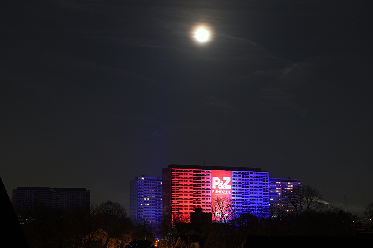 Mond über DU-Homberg