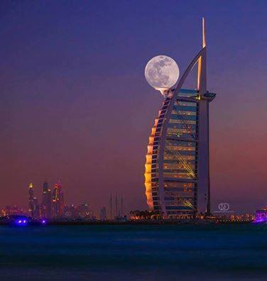 Mond über Dubai