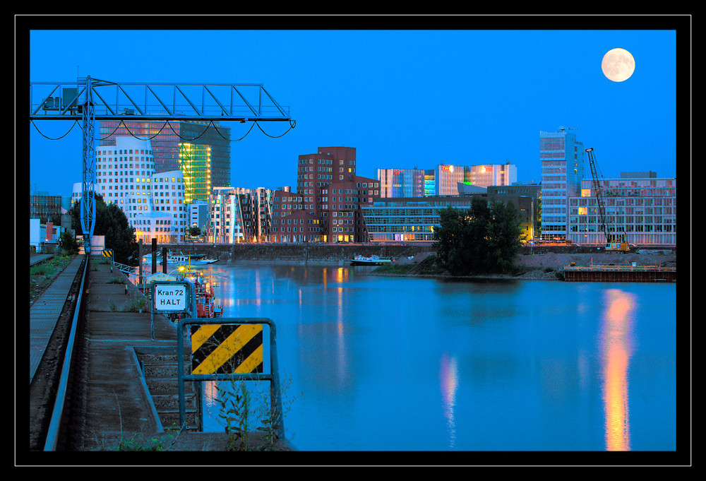 Mond über Düsseldorf