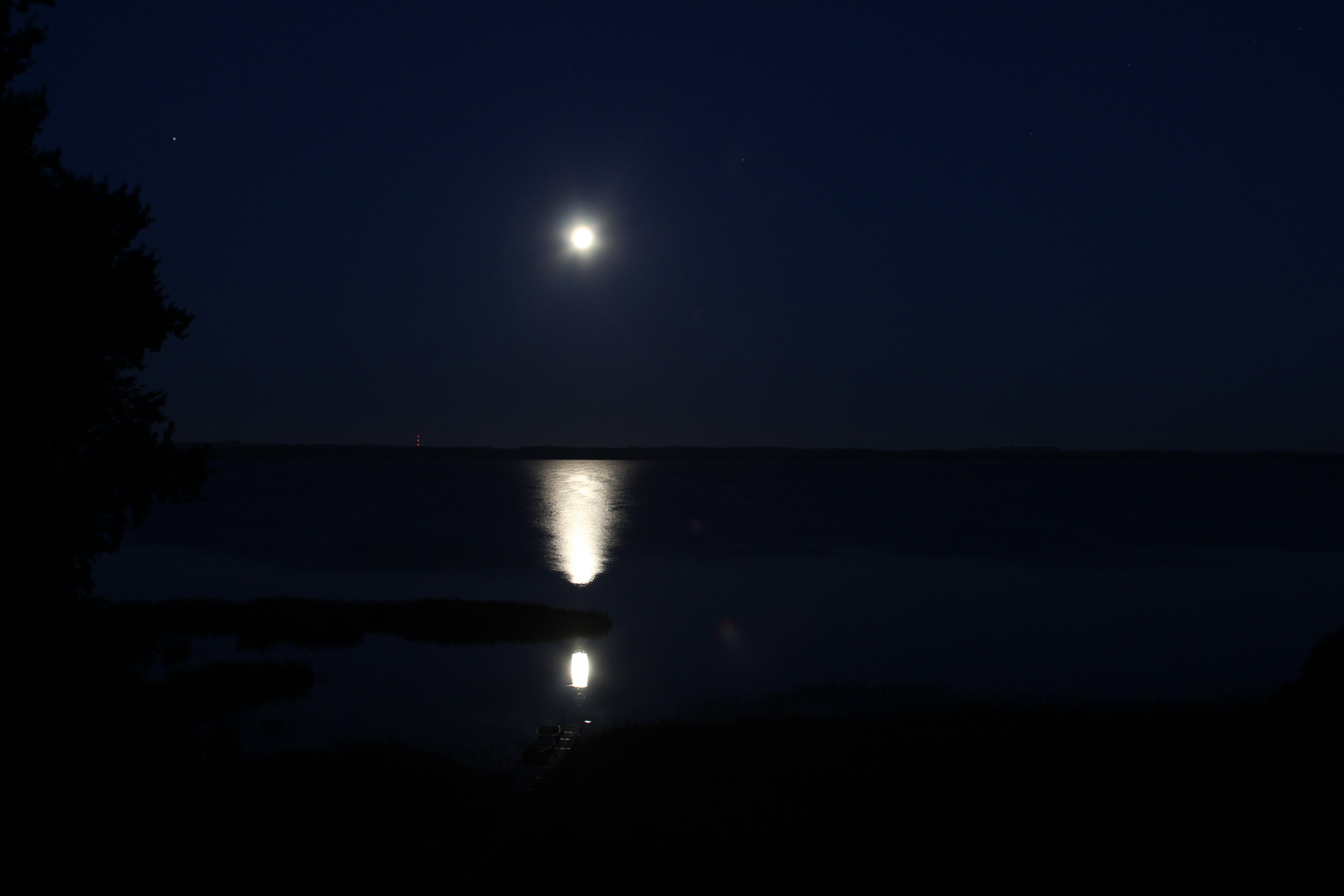 Mond über einem See bei Nacht