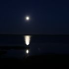 Mond über einem See bei Nacht