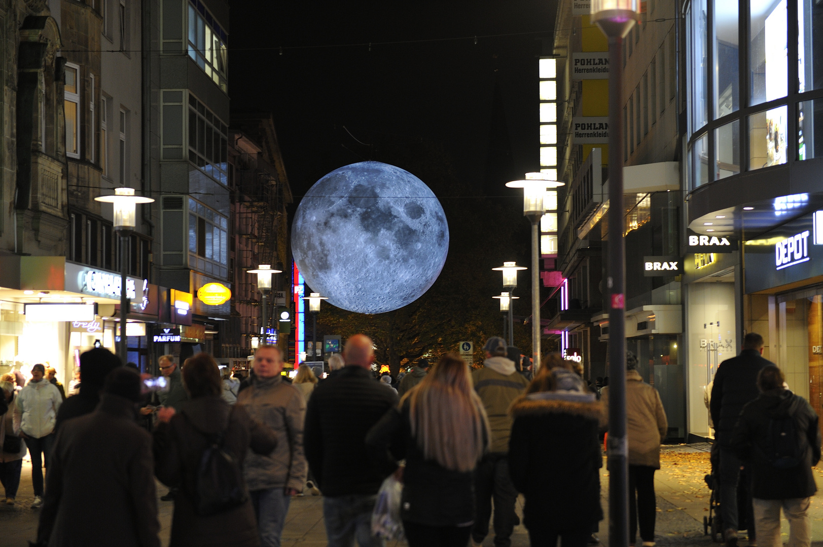 Mond über Essen