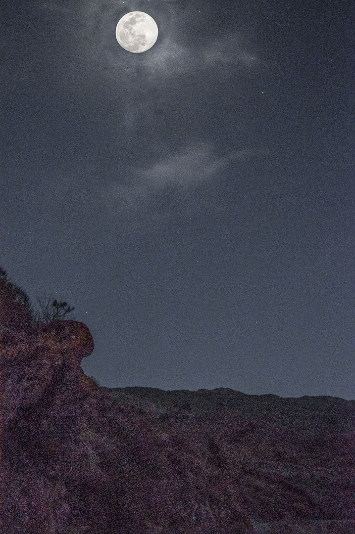 Mond über felsiger Landschaft