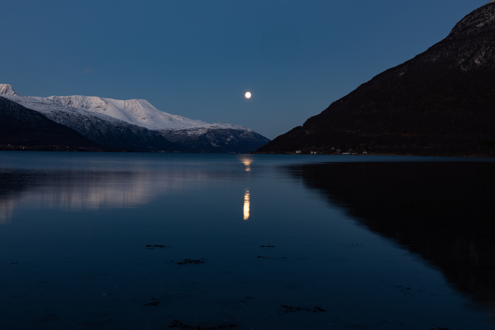 Mond über Fjord