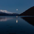 Mond über Fjord