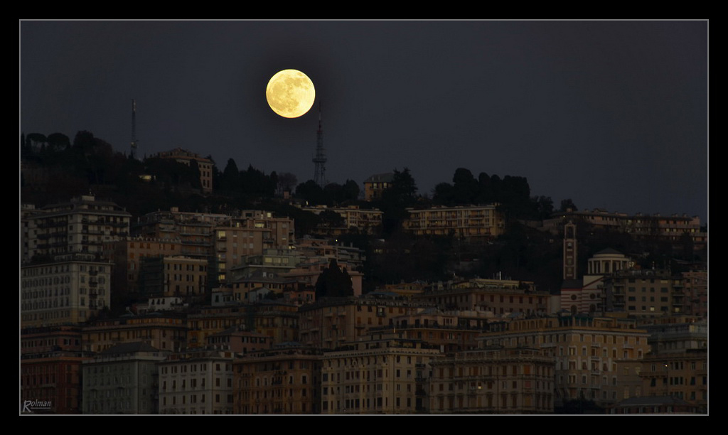 Mond über Genua