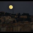 Mond über Genua