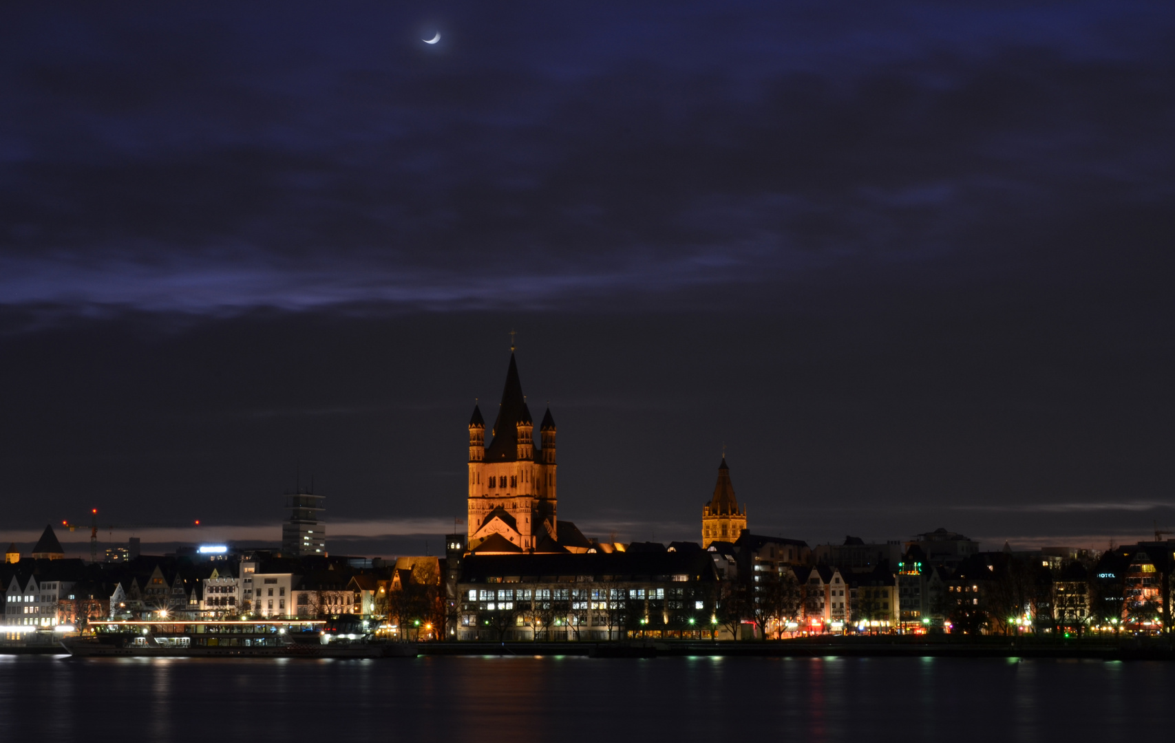 Mond über Groß St. Martin