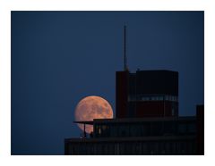 Mond über Hamburg