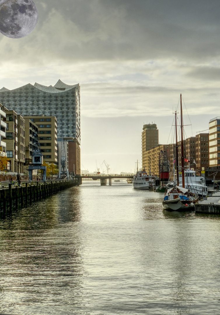 Mond über Hamburg