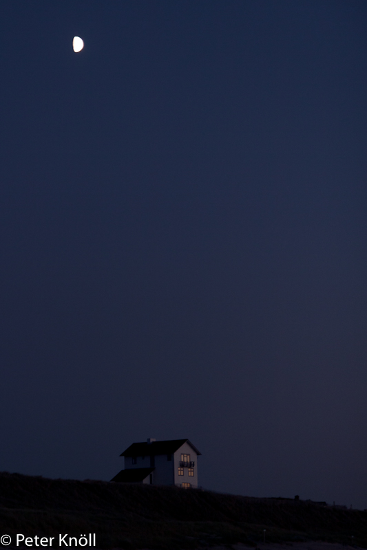 Mond über Haus am Strand