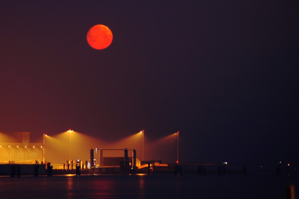 Mond über Industrieanlage, kurz vor dem Ende der Nacht