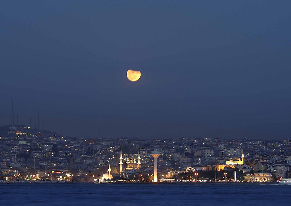 Mond über Istanbul