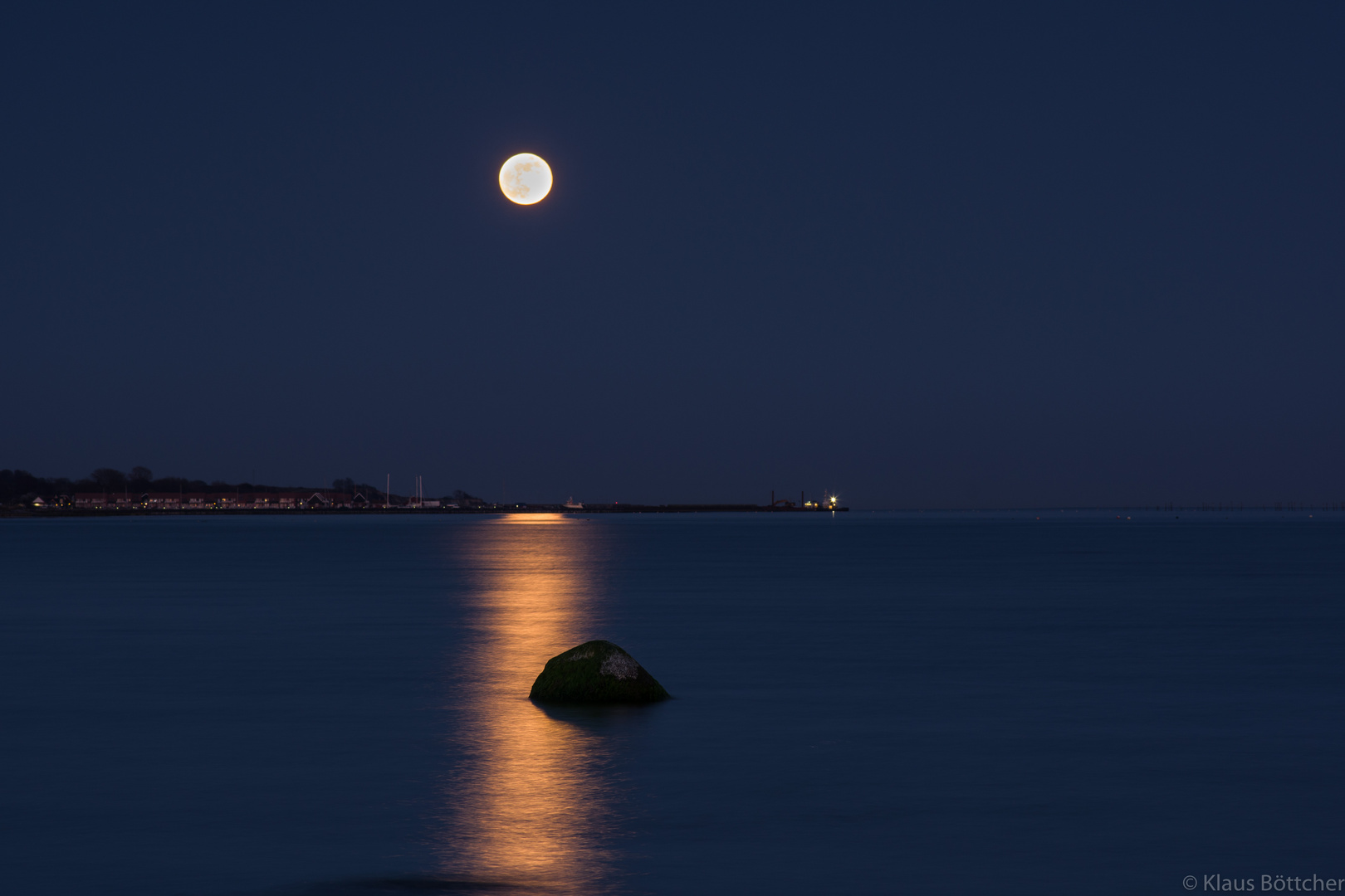 Mond über Klintholm Havn