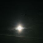 Mond über Kondensstreifen