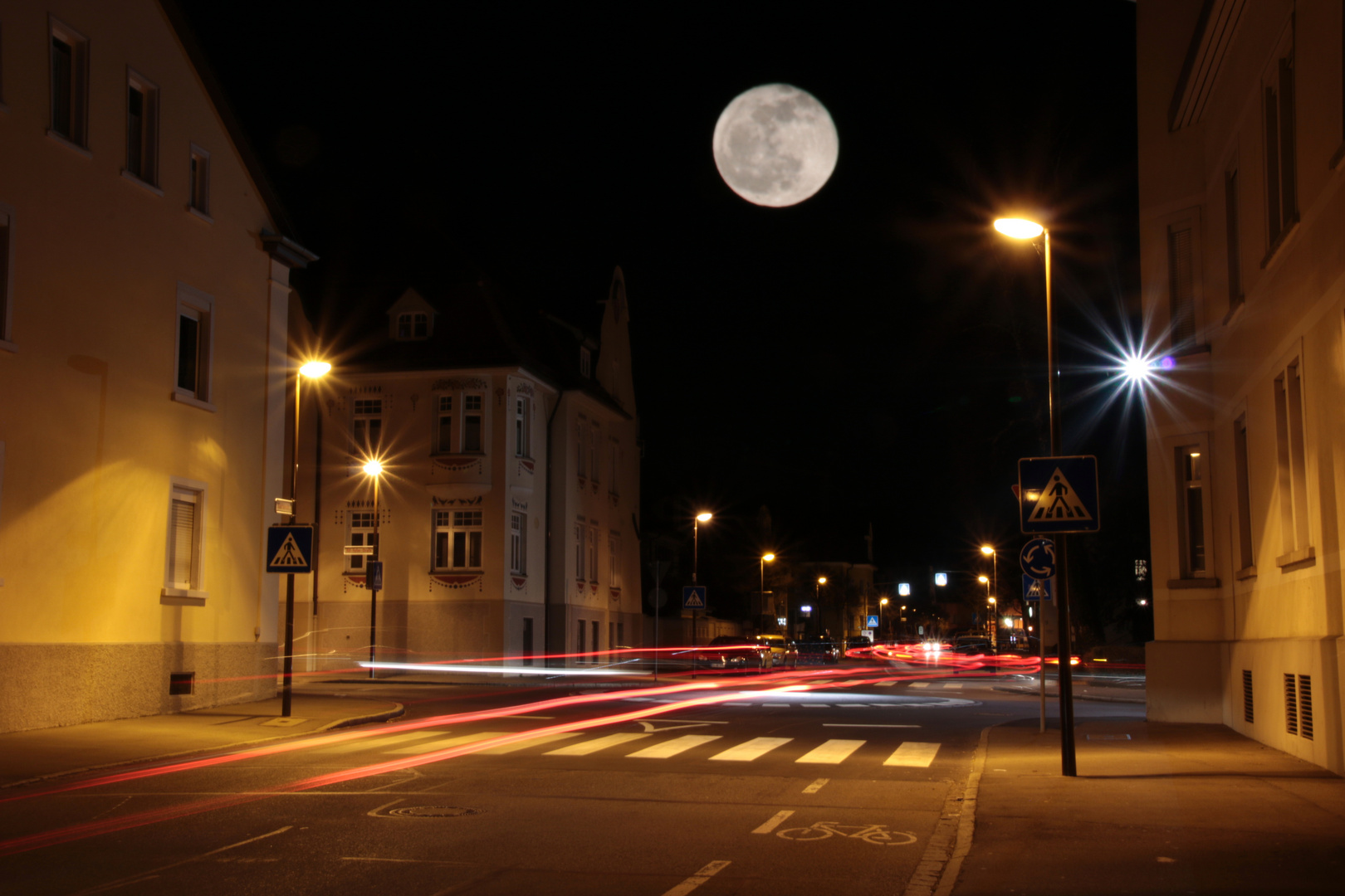 Mond über Kreisverkehr