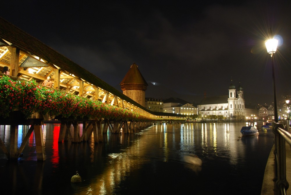 Mond über Luzern