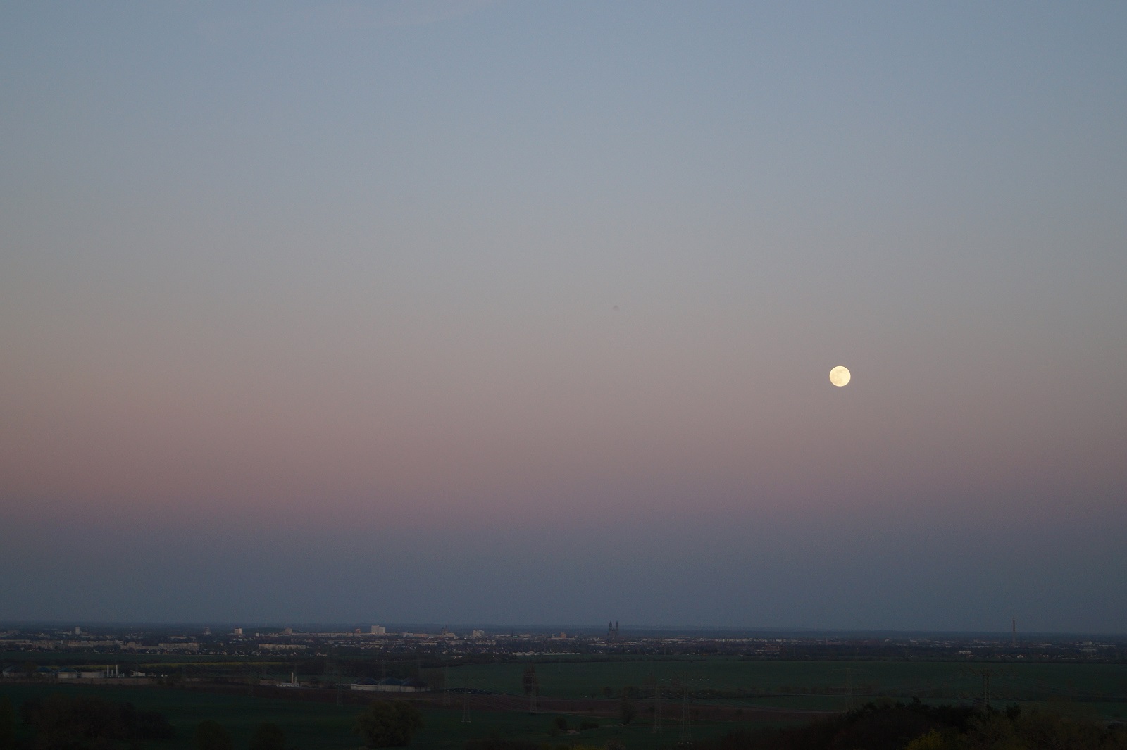 Mond über Magdeburg