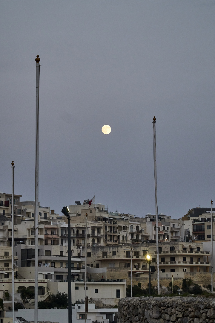 Mond über Mellieha