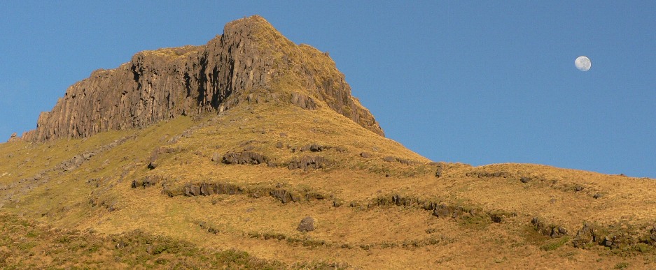 Mond über Mt. Egmont von Tassilo H.