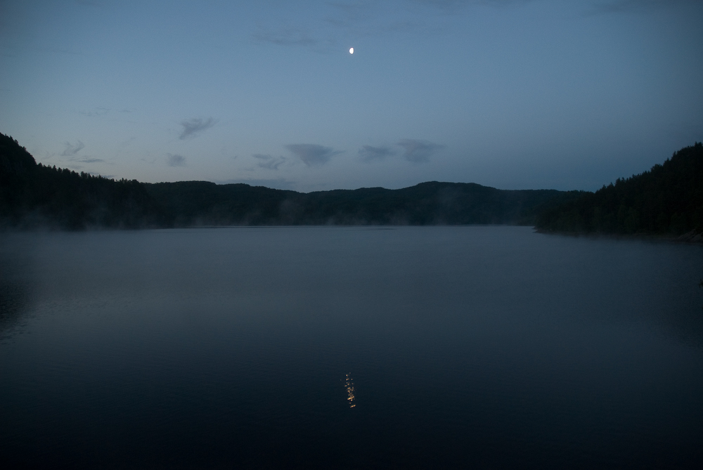 Mond über Norwegens Fjorde