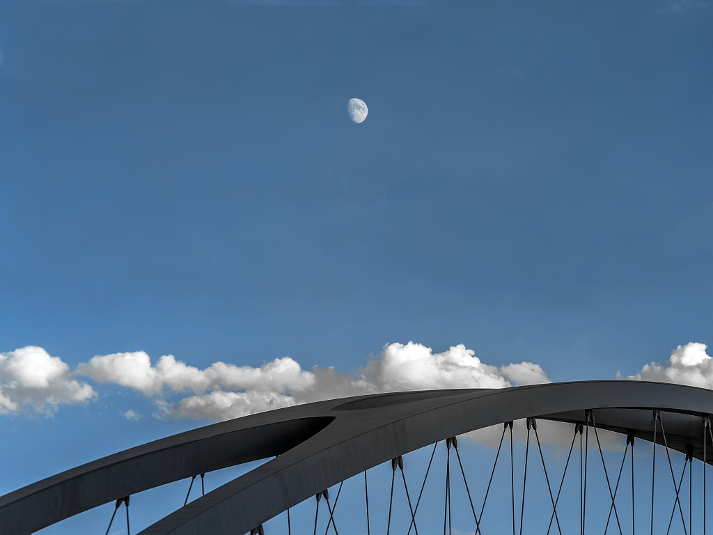 Mond über Osthafenbrücke Frankfurt am Main