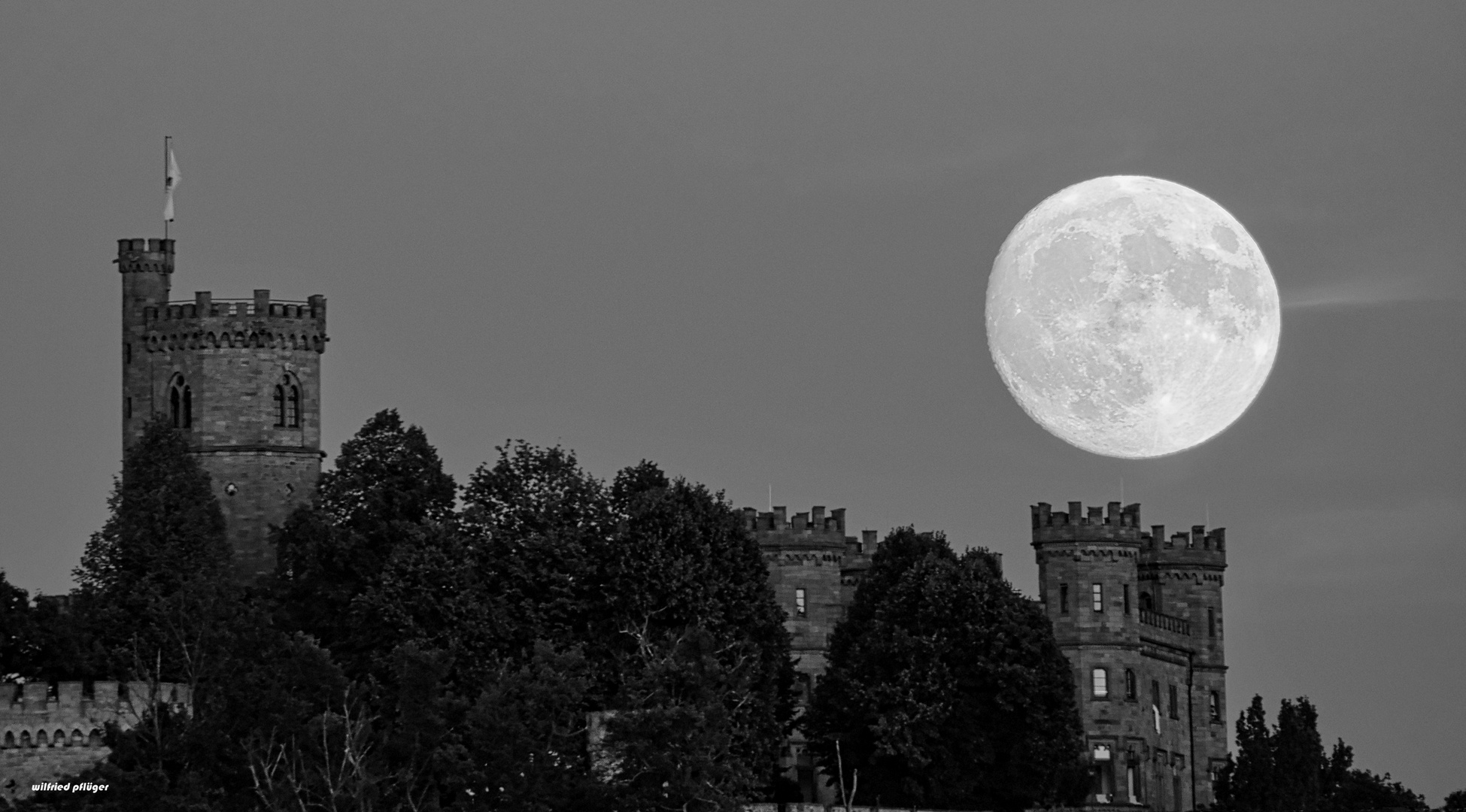 Mond über Schloss Ortenberg