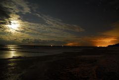 Mond über See und Strand