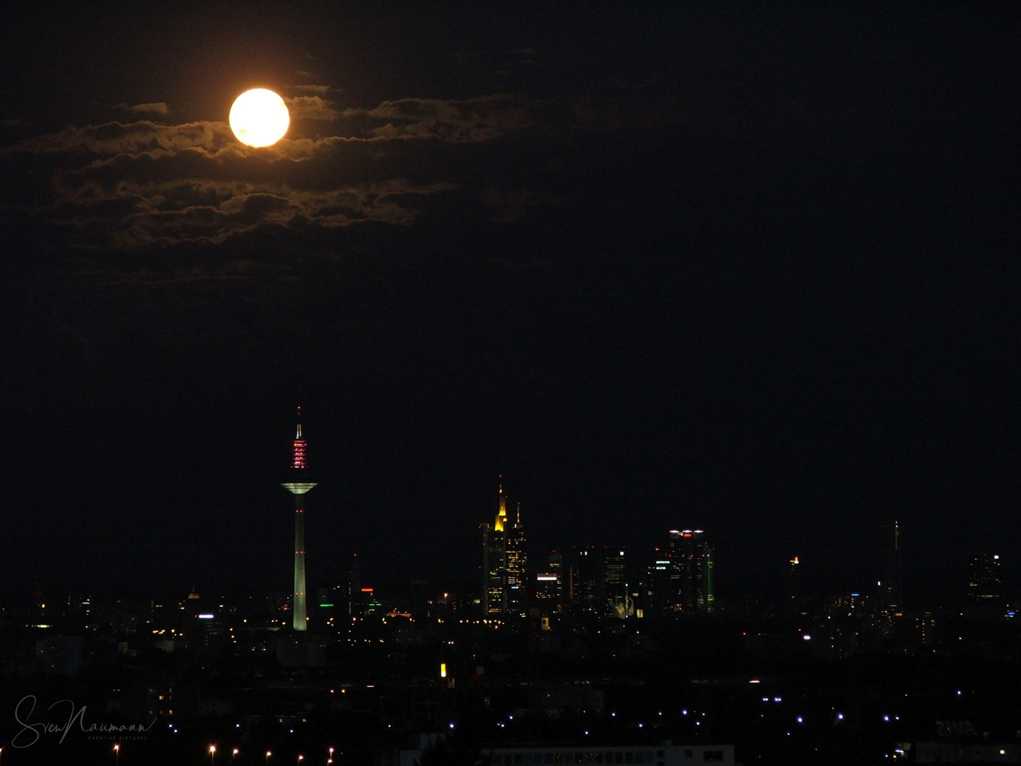 Mond über Skyline Frankfurt