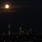 Mond über Skyline Frankfurt