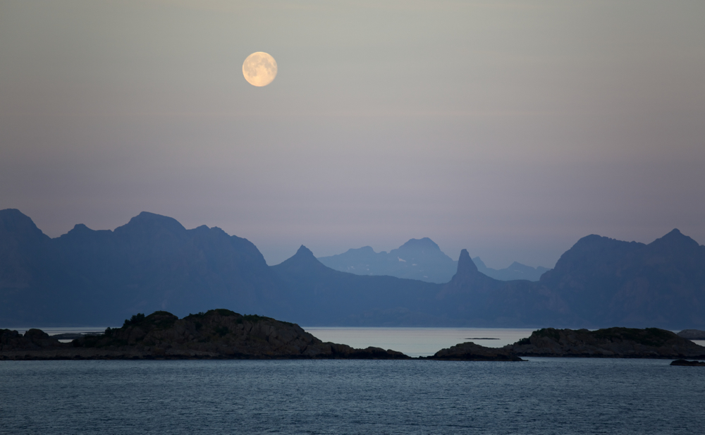 MOND ÜBER SPITZBERGEN