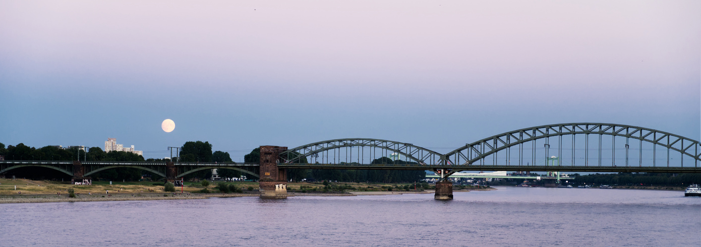 Mond über Südbrücke