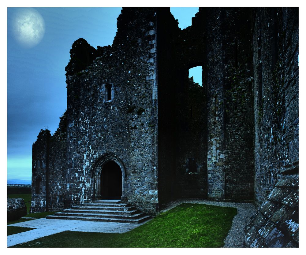 Mond über "The Rock of Cashel"