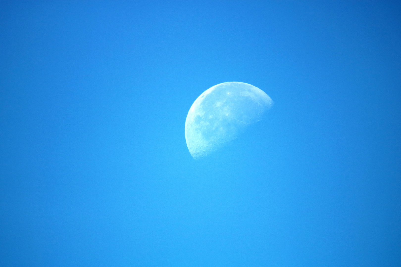 Mond über Ubstadt-Weiher zur Mittagszeit