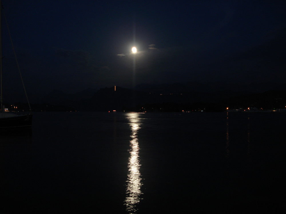 Mond über Vierwaldstätter See