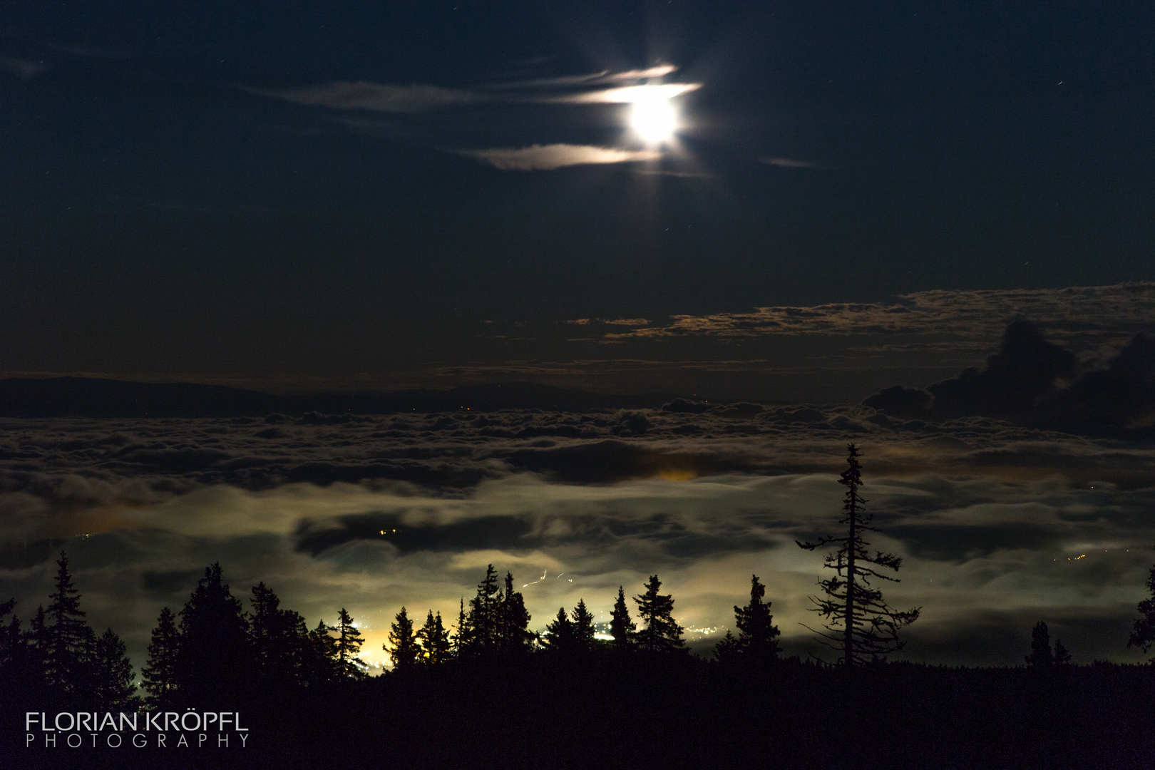 Mond über Villach (Österreich)