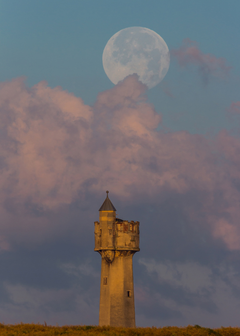 Mond über Wasserturm