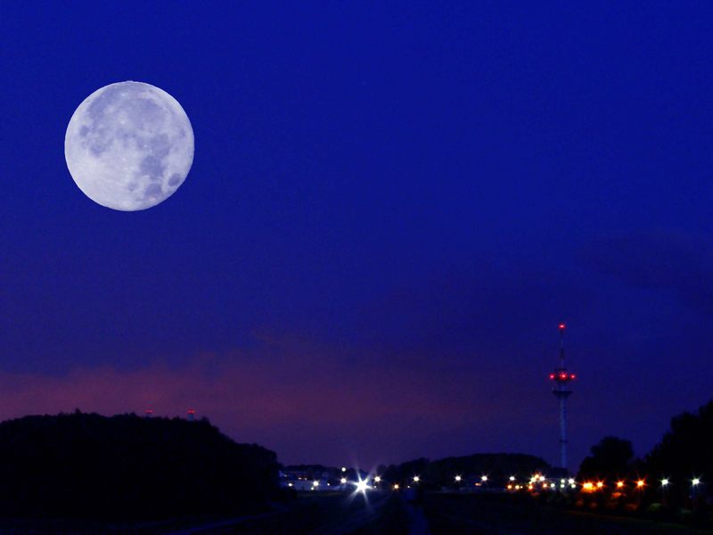 Mond über Wedel