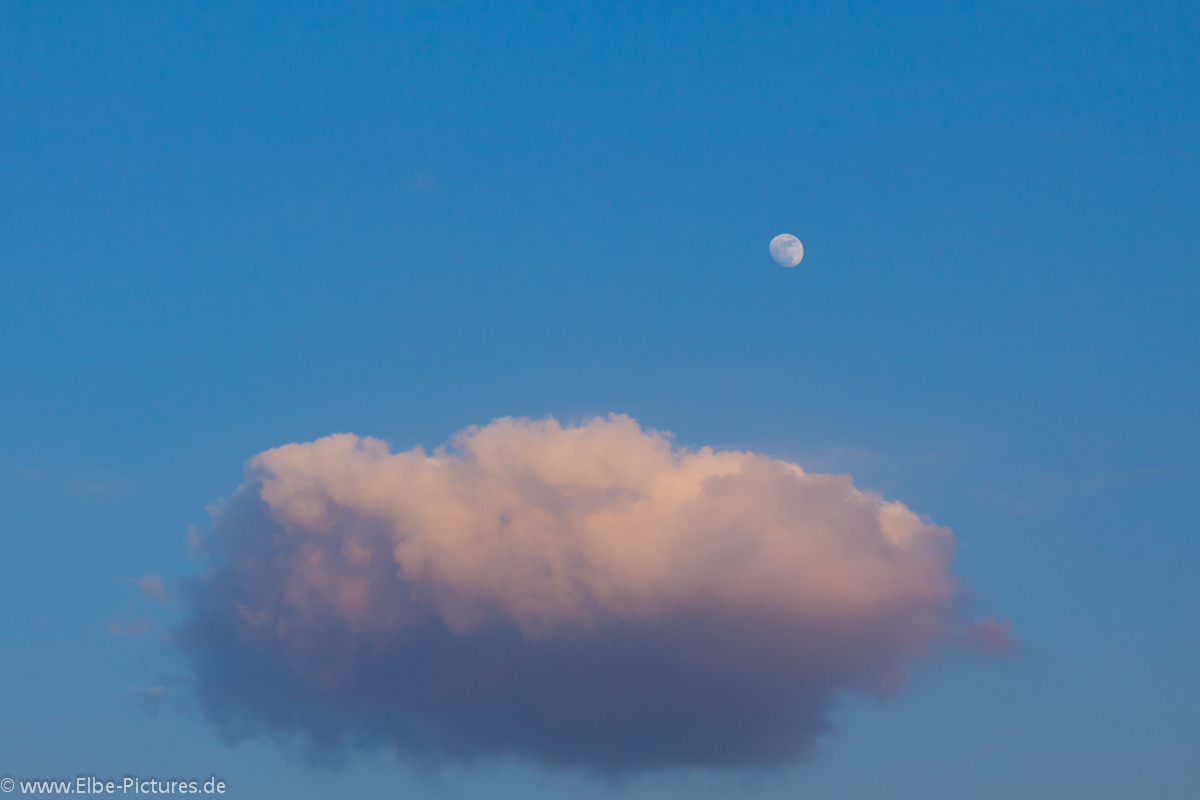 Mond über Wolke